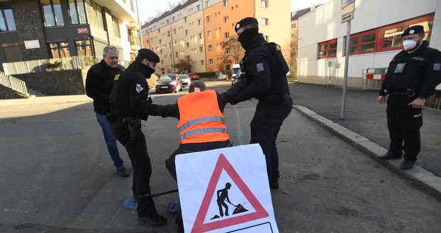 Protest proti dohodě o Turówu: Aktivisté uzavřeli ministerstvu přívod vody, odvedla je policie