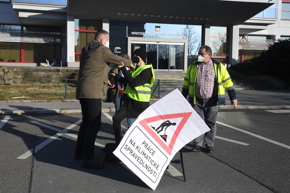 Aktivisté protestovali proti dohodě o Turówu, ministerstvu uzavřeli přívod vody. (14. února 2022)