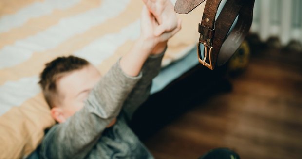 Pět dětí surově bil a poutal izolepou! Muž dostal za dlouhodobé týrání 7 let vězení