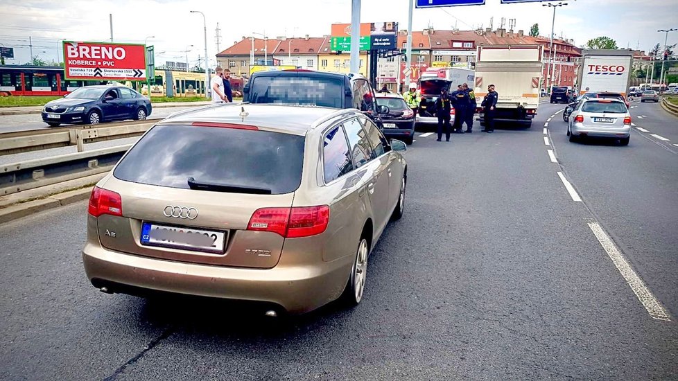 Muž pod vlivem drog se řítil ulicí v protisměru.