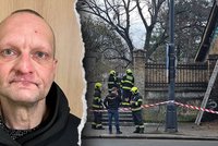Lidé volají policii: „Venku je zrůda!“ Ozbrojený narkoman podezřelý z vraždy v pražské Michli dál uniká