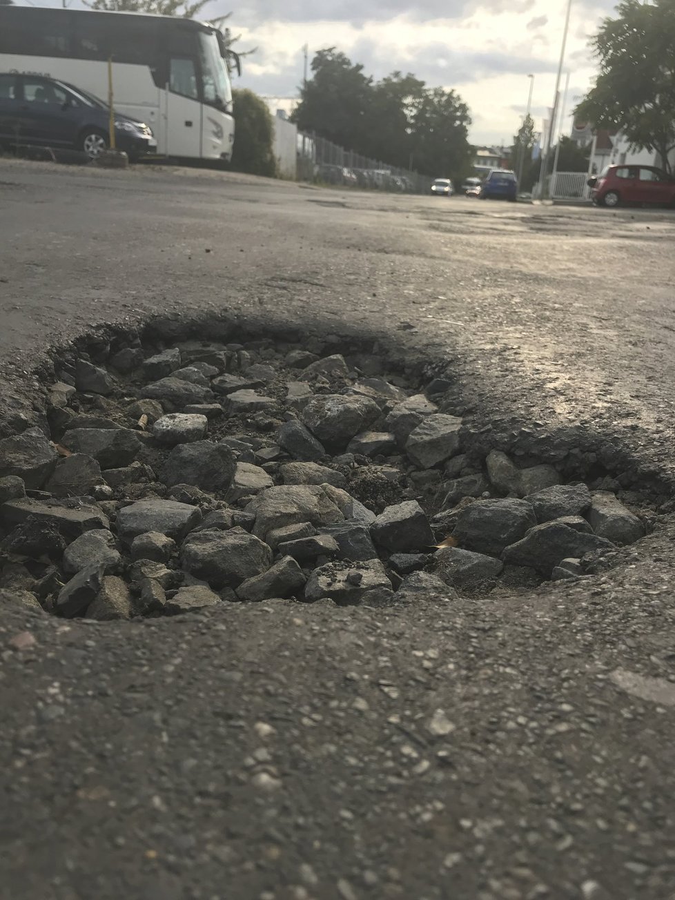 Takto vypadala vozovka v ulici U Seřadiště. (2017)