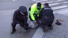 Zákrok pražské městské policie proti muži bez respirátoru, 9. března 2021.