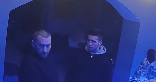 Policisté pátrají po muži, který byl cílem útoku nožem v baru v pražských Holešovicích.