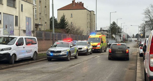 Policisté u budovy střelnice v ulici U Továren v Praze.
