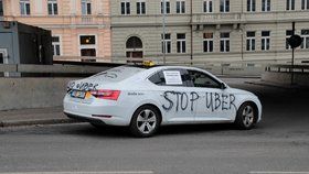 Pražští taxikáři proti společnosti Uber několikrát demonstrovali.