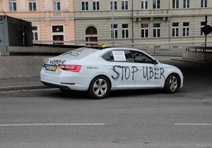 Pražští taxikáři proti společnosti Uber několikrát demonstrovali.