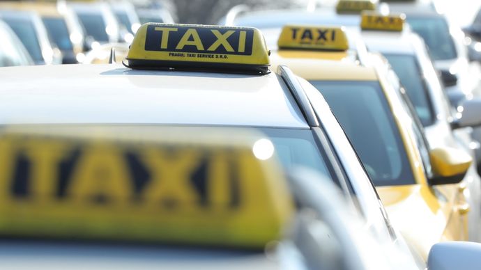Pražští taxikáři proti společnosti Uber několikrát demonstrovali