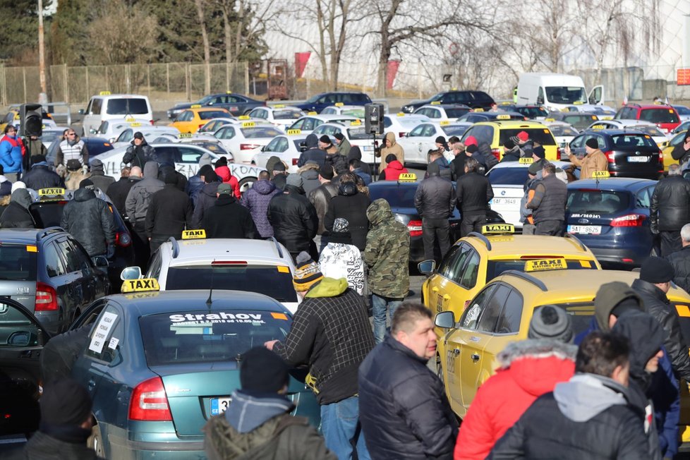 Pražští taxikáři proti společnosti Uber několikrát demonstrovali.
