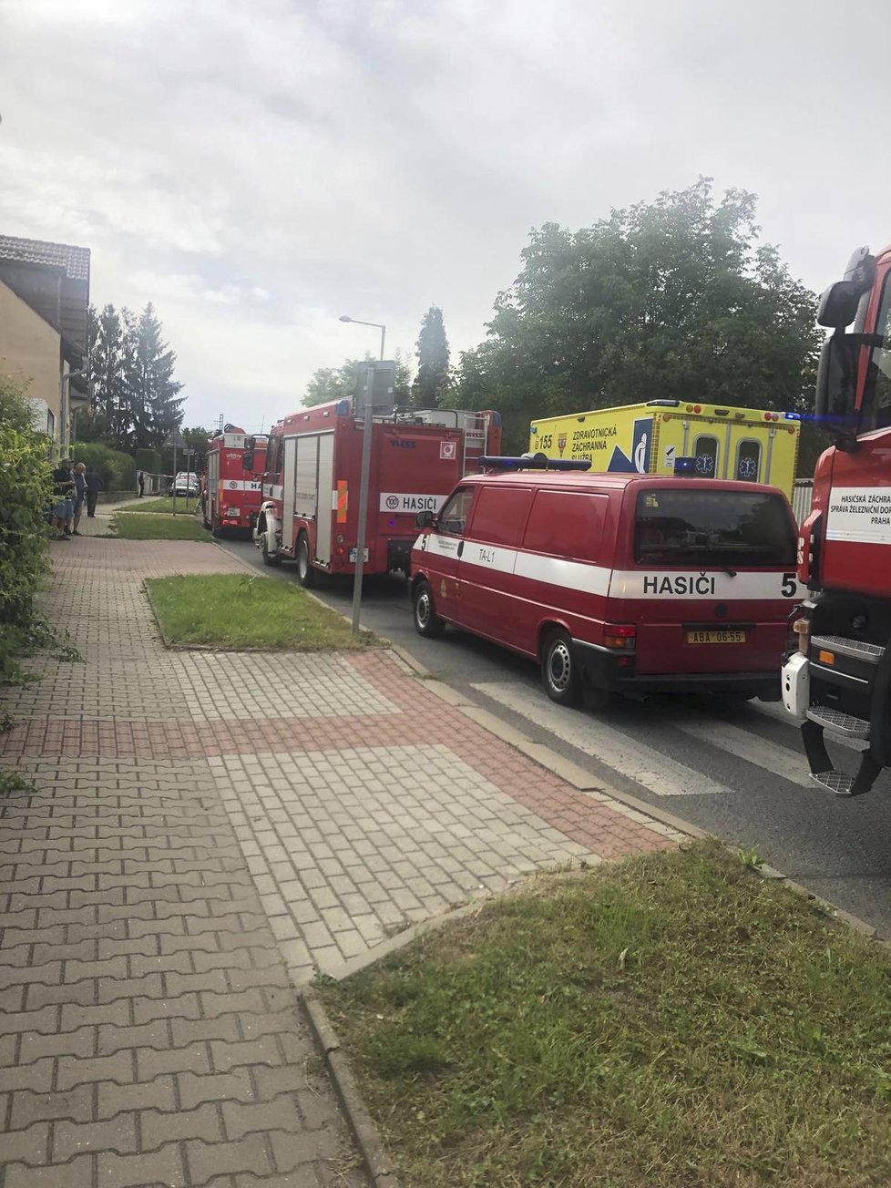 Vlak v Uhříněvsi smetl na přejezdu nákladní auto, 6. září 2019.