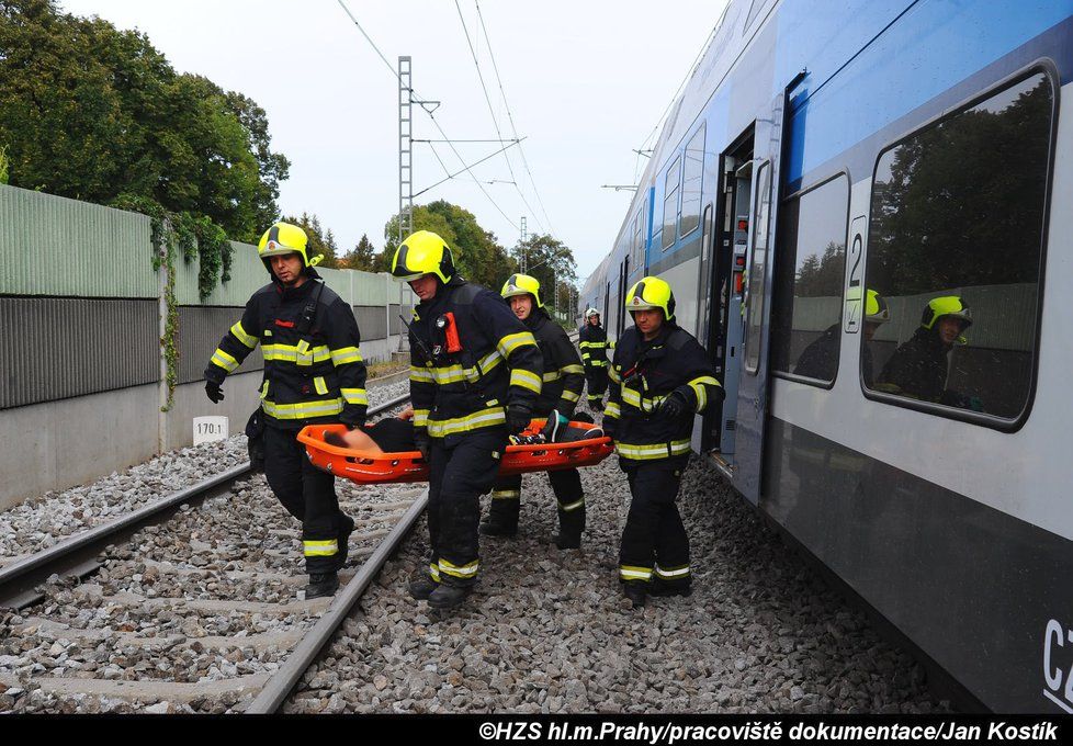 Hasiči a zdravotní záchranáři museli zasahovat u nehody v Uhříněvsi.