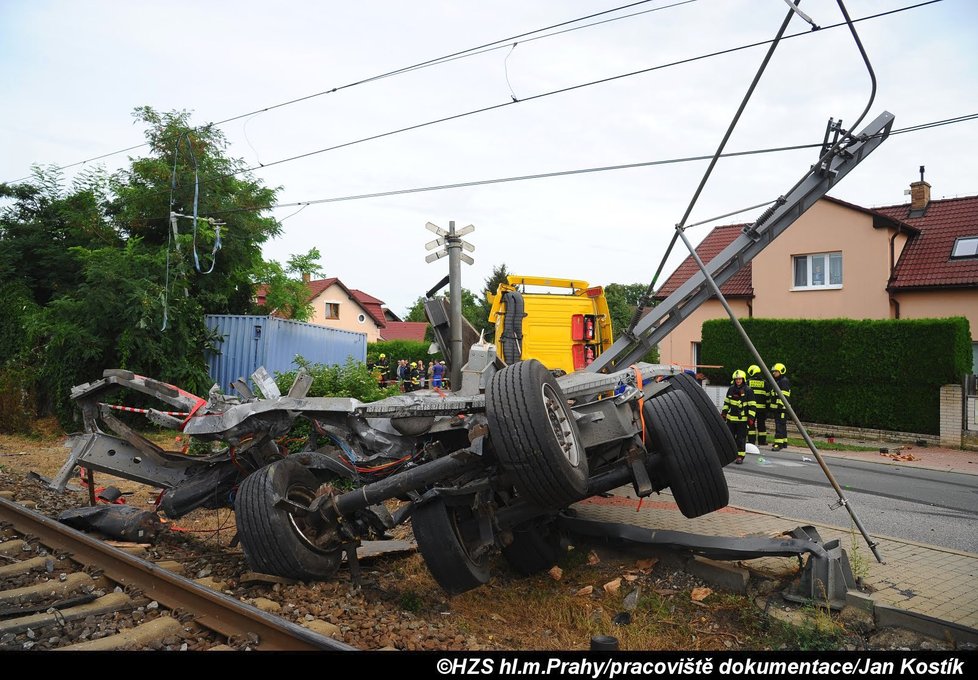 Hasiči a zdravotní záchranáři museli zasahovat u nehody v Uhříněvsi.
