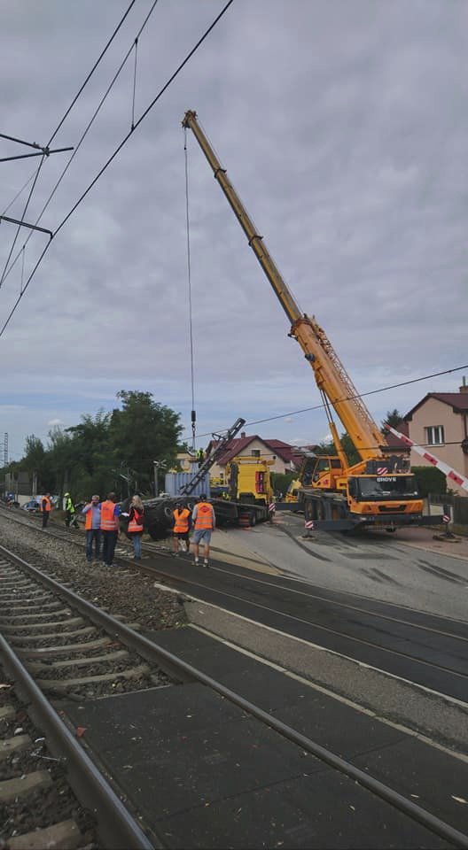 Kolem třetí hodiny odpoledne odklízel kamion ze silnice jeřáb.