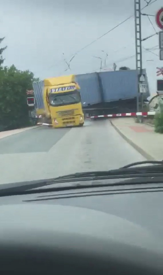 Řidič automobilu natočil hrozivou nehodu na přejezdu u Uhříněvsi.