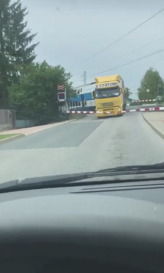 Řidič automobilu natočil hrozivou nehodu na přejezdu u Uhříněvsi.