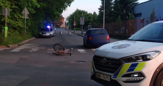 V Čentické ulici v Praze 21 srazil automobil 11letého cyklistu. Ten jako zázrakem vyvázl téměř bez zranění (7. června 2021).