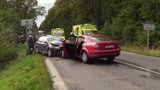 Těžká nehoda aut u Újezdu nad Lesy: Tři lidé zranění, výpadovka na Kolín uzavřena