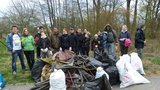 Úklid parků i čištění ptačích budek. Tisíce dobrovolníků uklidí Česko