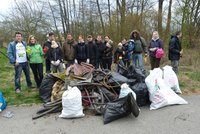 Úklid parků i čištění ptačích budek. Tisíce dobrovolníků uklidí Česko