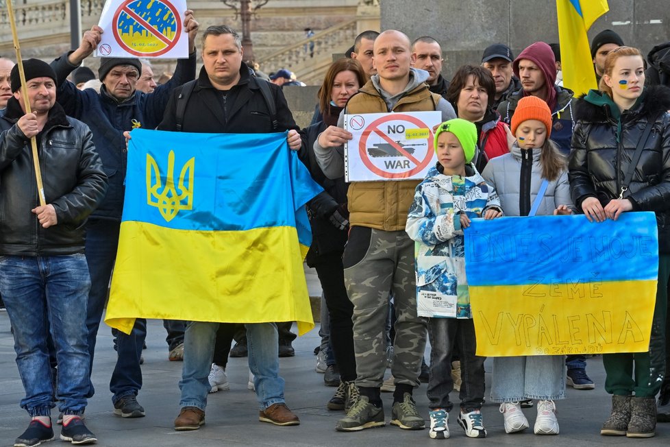 Demonstrace na Václavském náměstí a před ruskou ambasádou. (24. února 2022)