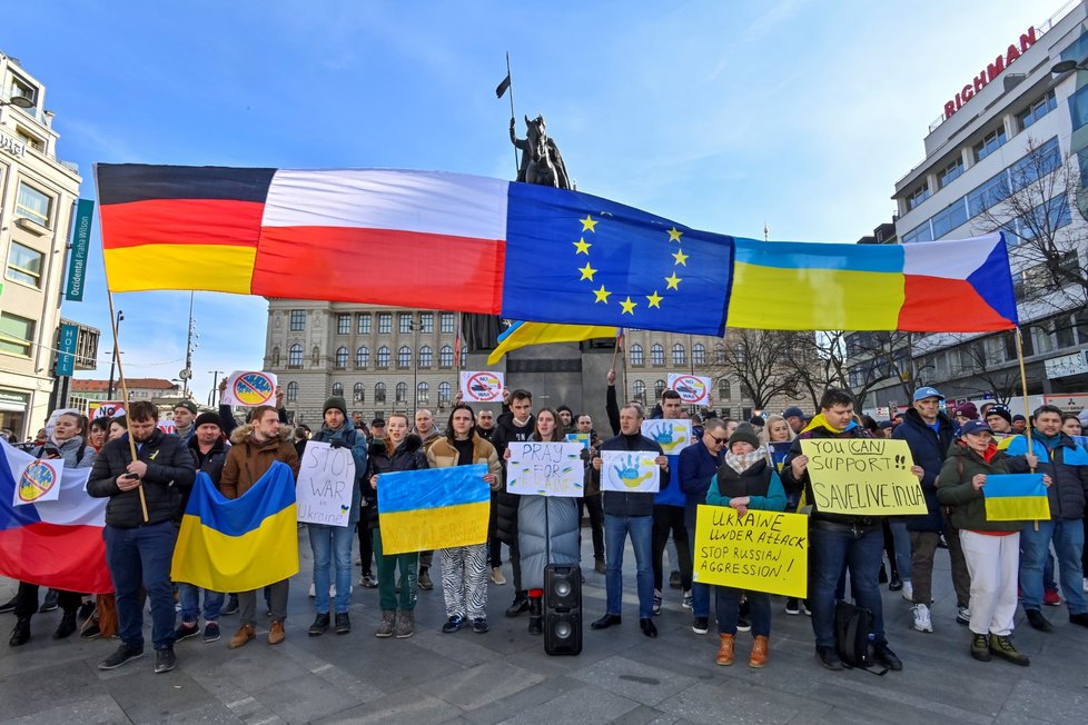 Demonstrace na Václavském náměstí a před ruskou ambasádou. (24. února 2022)