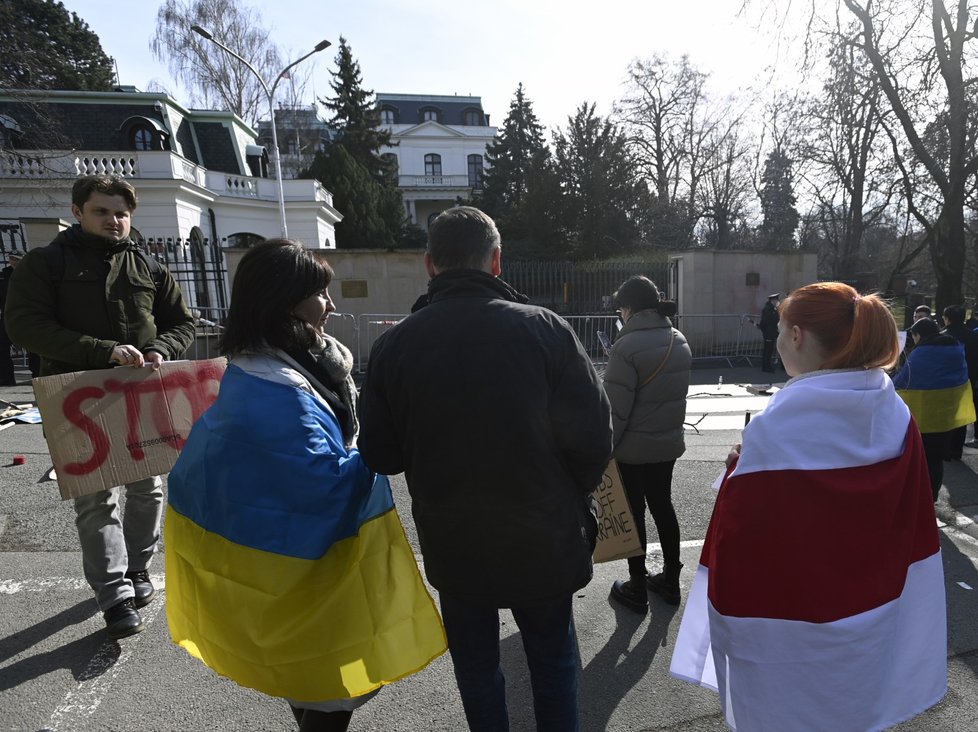 Demonstrace na Václavském náměstí a před ruskou ambasádou. (24. února 2022)