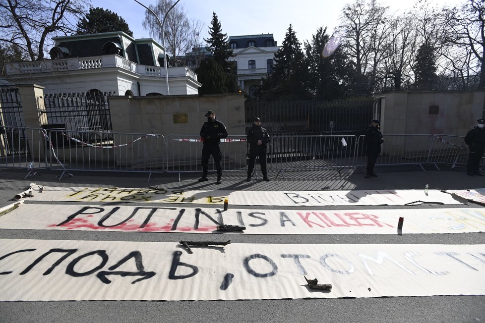 Demonstrace na Václavském náměstí a před ruskou ambasádou. (24. února 2022)