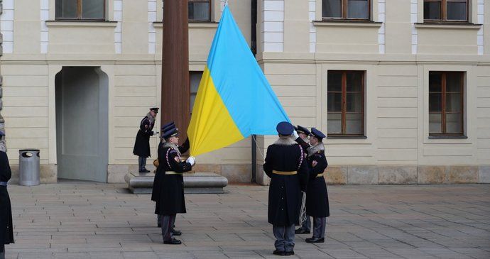 Na Pražském hradě vyvěsili 6. března 2022 ukrajinskou vlajku.