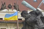 Na Pražském hradě vyvěsili 6. března 2022 ukrajinskou vlajku. Fotograf: Vít Šimánek