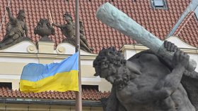 Na Pražském hradě vyvěsili 6. března 2022 ukrajinskou vlajku. Fotograf: Vít Šimánek