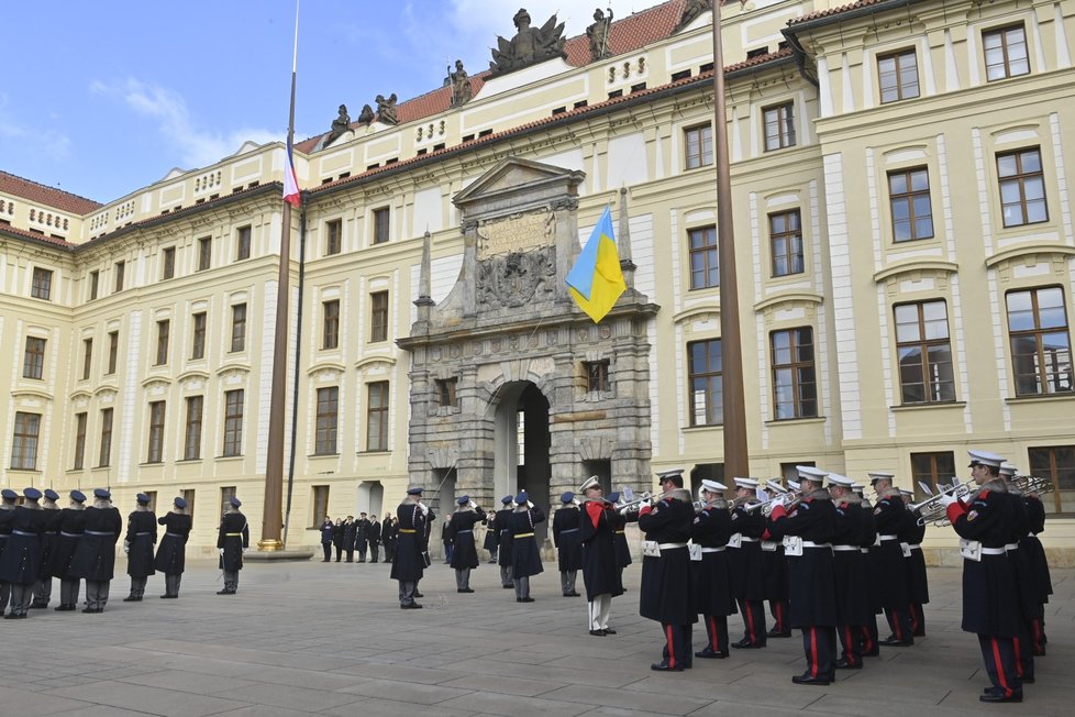 Na Pražském hradě vyvěsili 6. března 2022 ukrajinskou vlajku.