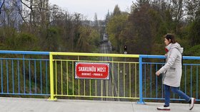 Most u ruské ambasády v Praze se přejmenoval na Skakunův. (22. dubna 2022)