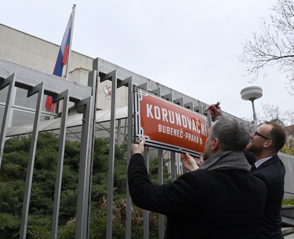 Část ulice Korunovační před ruskou ambasádou v Praze byla 22. dubna 2022 přejmenována na Ukrajinských hrdinů.
