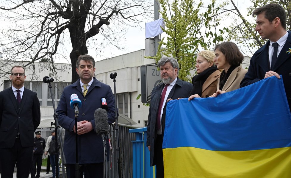 Část ulice Korunovační před ruskou ambasádou v Praze byla 22. dubna 2022 přejmenována na Ukrajinských hrdinů.
