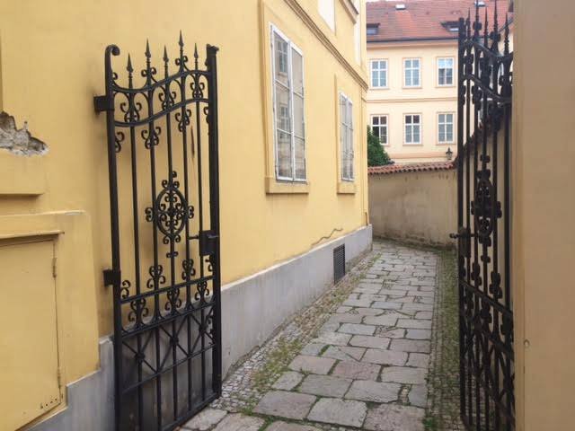 V Praze najdete hned několik tajemných uliček. V této vás ale mohou večer zamknout