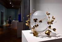 Urny jako umělecká díla: UMPRUM vystavuje „skleněné duše“, vzdává úctu zesnulým