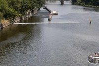 Obří naftová skvrna na hladině Vltavy! Zdroj úniku zjišťují policisté