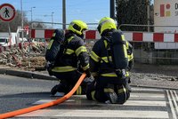 Komplikace na Evropské! Hasiči zasahují u úniku plynu, autobusy na letiště jezdí odklonem