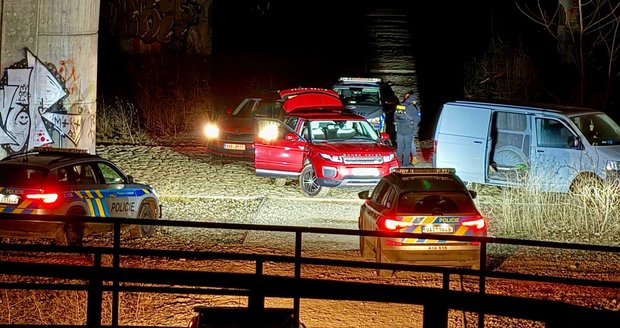 Kriminalisté pod Radotínským mostem.