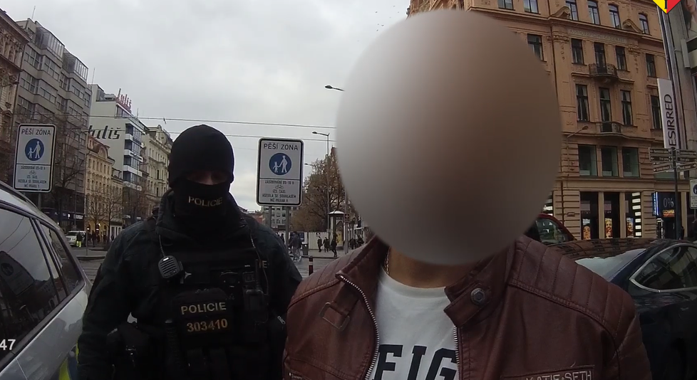 Muž se na Václavském náměstí pokusil uplatit policisty.