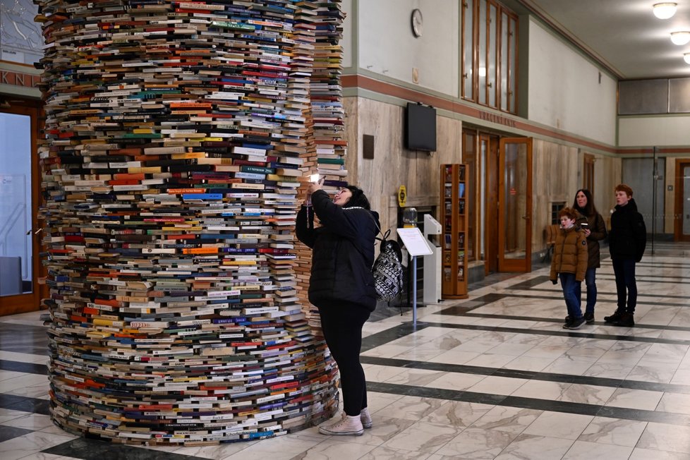 Před ústřední budovou Městské knihovny v Praze se tvoří fronty turistů, které zajímá takzvaný Idiom, což je sloup z 8000 knih umístěný ve foyer, 30. prosince 2022.