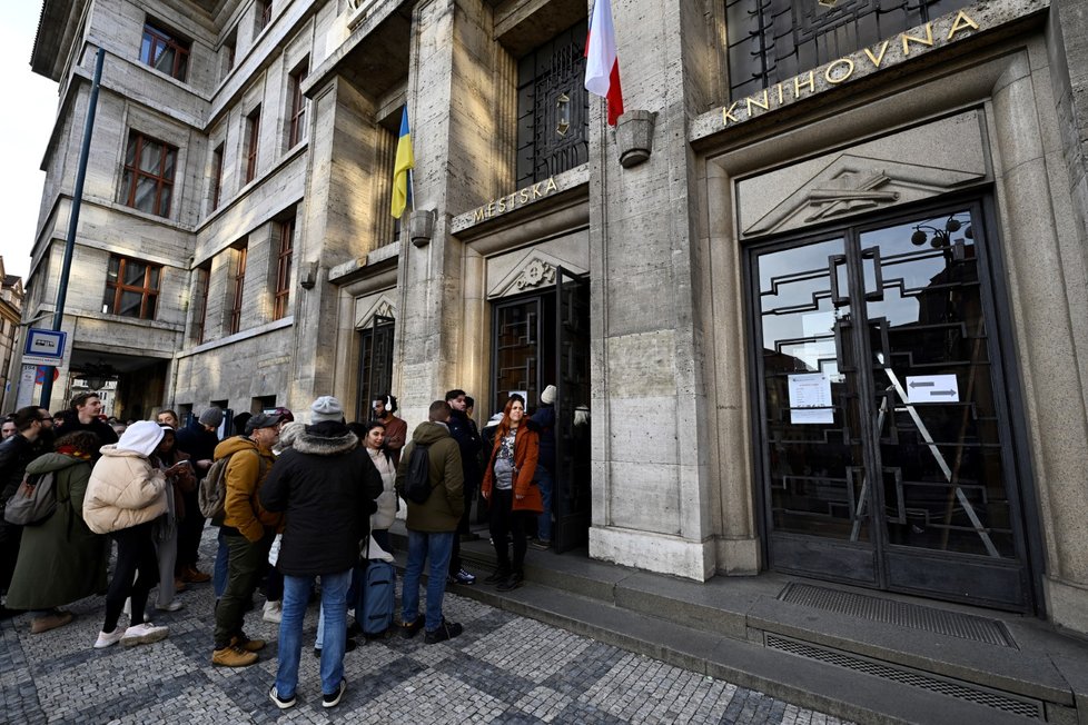 Před ústřední budovou Městské knihovny v Praze se tvoří fronty turistů, které zajímá takzvaný Idiom, což je sloup z 8000 knih umístěný ve foyer, 30. prosince 2022.