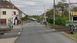 Vytížený přejezd v Úvalech: Správa železnic ho chce zrušit! Kvůli bezpečnosti