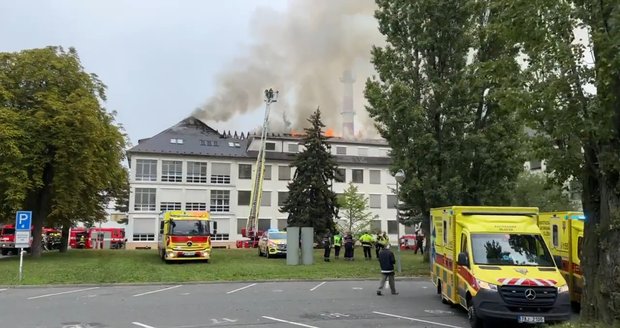 Požár zachvátil střechu pavilonu A pražské ÚVN.  (27. 8. 2022)