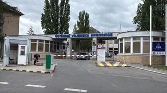 Razie v Ústřední vojenské nemocnici. Vojenská policie zadržela kvůli zakázkám tři lidi Razie v Ústřední vojenské nemocnici. Vojenská policie zadržela kvůli zakázkám tři lidi