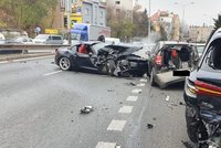 Řidič v kradeném bavoráku ujížděl policistům, sejmul dvě auta! Kolony v Liberecké v Praze