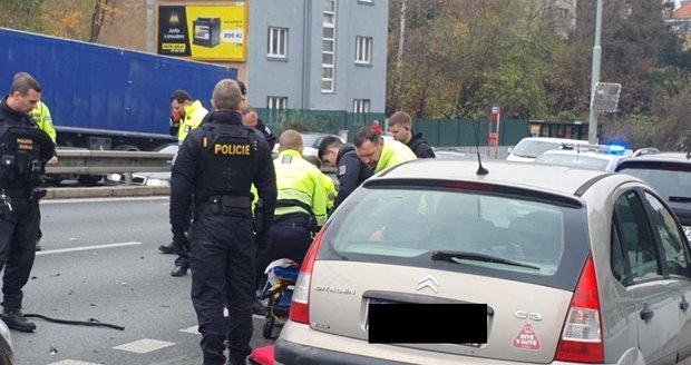Řidič v Holešovičkách rozstřelil auto o dvě zaparkovaná, ujížděl pře policisty.