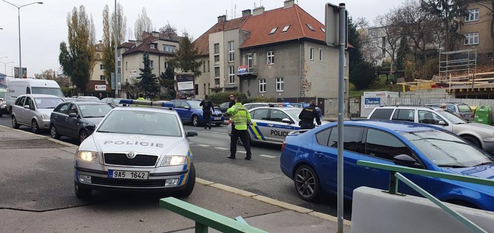 Řidič v Holešovičkách rozstřelil auto o dvě zaparkovaná, ujížděl pře policisty.