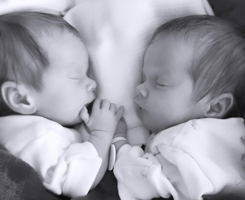 Dvojčátka Lia a Sofia se Kočkovým narodila 24. března 2023.
