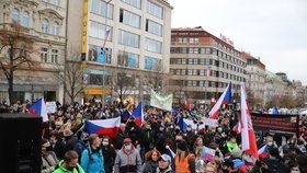 Lidé bez roušek prošli Prahou: Protestovali proti vládě a jejím opatřením kvůli koronaviru